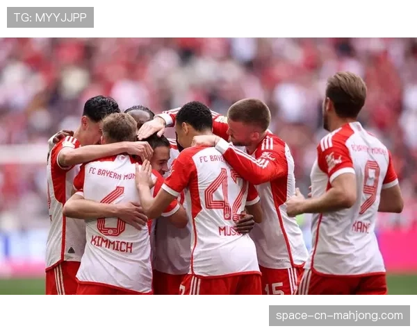 现场：药厂夺冠夜主场球迷展示巨型TIFO，向教练阿隆索致敬